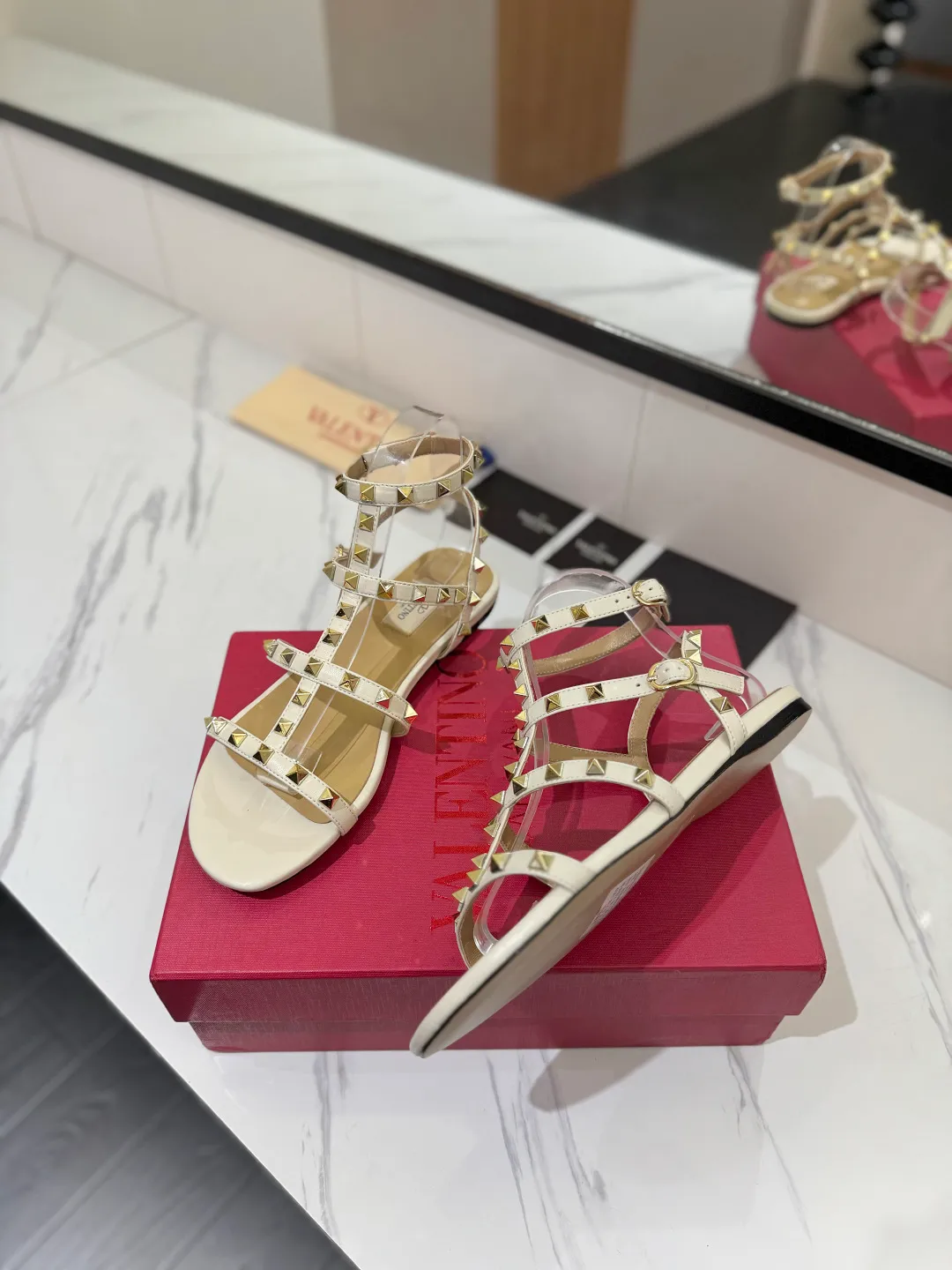 👟👟Ex-factory price 520👟👟 Valentino/Valentino rivet VT classic ankle-wrap rivet sandals, timeless 🆕 deeply rooted in people's hearts❤️A must-have item that never goes out of style🫰top replica! The side curves are perfect, the original molded custom-made rust-free rivets, and the textured hardware bring out a full sense of high-end, giving you a genuine foot feel! The first choice for high-end customers❤️ [Material] Upper: Original imported customized cowhide Inner lining: Original imported goatskin Outsole: Imported pearlescent leather outsole Code number: 35-39 [34, 40, 41, 42 are custom-made and cannot be returned or exchanged]